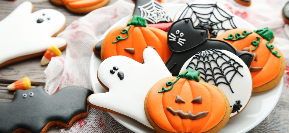 Halloween gingerbread cookies in plate on wooden table